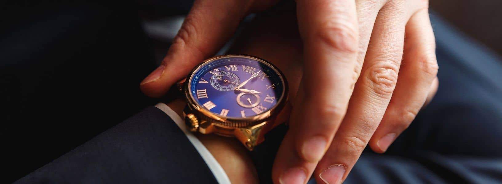 homme avec montre