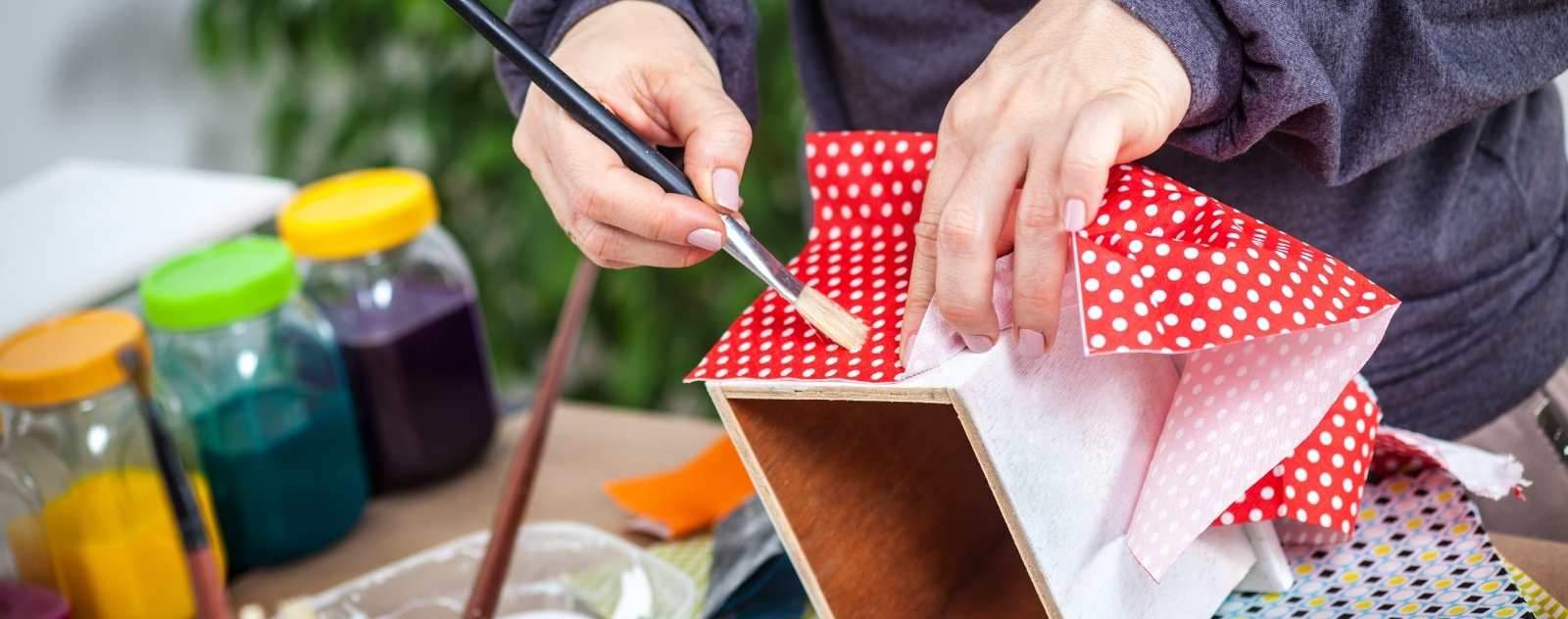  décorer scrapbooking sur boite en bois